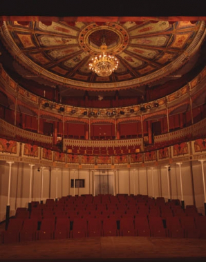 Intérieur : vue de la salle depuis la scène. © Région Bourgogne-Franche-Comté, Inventaire du patrimoine