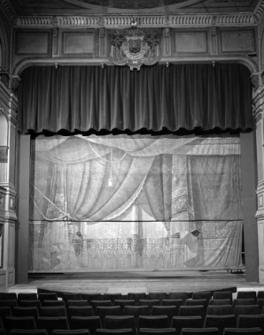 Intérieur : détail du rideau de scène, avec sièges des premiers rangs. © Région Bourgogne-Franche-Comté, Inventaire du patrimoine