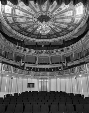 Intérieur : vue de la salle avec le plafond depuis la scène. © Région Bourgogne-Franche-Comté, Inventaire du patrimoine