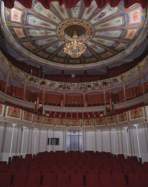 Intérieur : vue de la salle avec le plafond depuis la scène. © Région Bourgogne-Franche-Comté, Inventaire du patrimoine