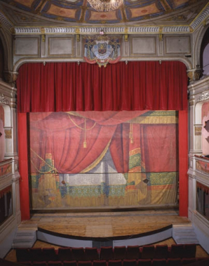 Intérieur : vue du rideau de scène. © Région Bourgogne-Franche-Comté, Inventaire du patrimoine
