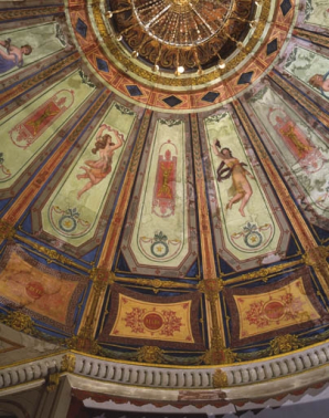 Intérieur : détail du plafond de la salle de spectacle avec deux muses et trois inscriptions (Grétry, Mars, Voltaire). © Région Bourgogne-Franche-Comté, Inventaire du patrimoine