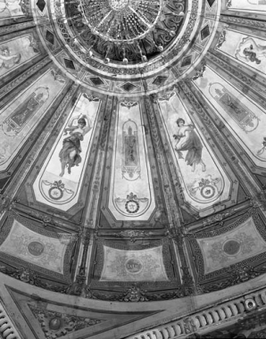 Intérieur : détail du plafond de la salle de spectacle avec deux muses et trois inscriptions (Méhul, Talma, Molière). © Région Bourgogne-Franche-Comté, Inventaire du patrimoine