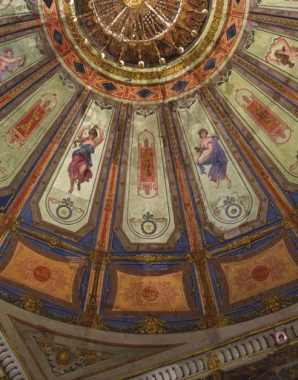 Intérieur : détail du plafond de la salle de spectacle avec deux muses et trois inscriptions (Méhul, Talma, Molière). © Région Bourgogne-Franche-Comté, Inventaire du patrimoine