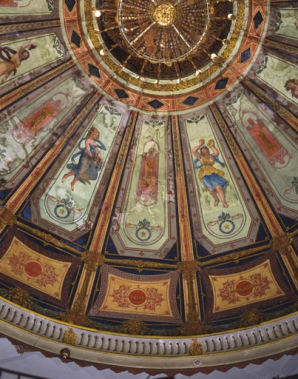 Intérieur : détail du plafond de la salle de spectacle avec deux muses et trois inscriptions (Ligier, Gluck, Corneille). © Région Bourgogne-Franche-Comté, Inventaire du patrimoine