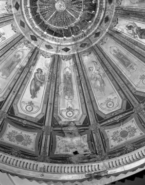 Intérieur : détail du plafond de la salle de spectacle avec deux muses et trois inscriptions (Rossini, Boulée, Racine). © Région Bourgogne-Franche-Comté, Inventaire du patrimoine