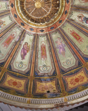 Intérieur : détail du plafond de la salle de spectacle avec deux muses et trois inscriptions (Rossini, Boulée, Racine). © Région Bourgogne-Franche-Comté, Inventaire du patrimoine