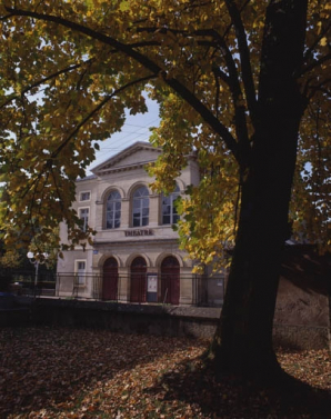 Façade antérieure de trois quarts droit : vue éloignée. © Région Bourgogne-Franche-Comté, Inventaire du patrimoine