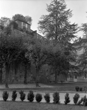 Restes du rempart du bastion du Boulevard dans la cour de l'hotel-dieu : de trois quarts gauche. © Région Bourgogne-Franche-Comté, Inventaire du patrimoine