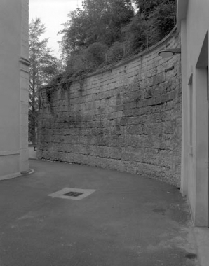 Restes du rempart du bastion du Boulevard dans la cour de l'hotel-dieu, à gauche de la façade antérieure de l'hotel-dieu. © Région Bourgogne-Franche-Comté, Inventaire du patrimoine