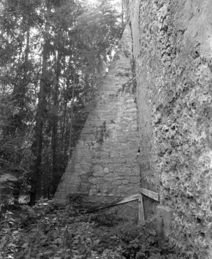 Restes de rempart du bastion de la Visitation (derrière la rue Cécile) : détail d'un contrefort. © Région Bourgogne-Franche-Comté, Inventaire du patrimoine