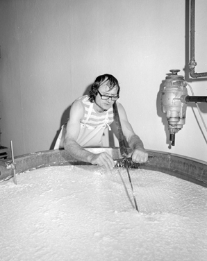 Décaillage au tranche-caillé manuel. © Région Bourgogne-Franche-Comté, Inventaire du patrimoine