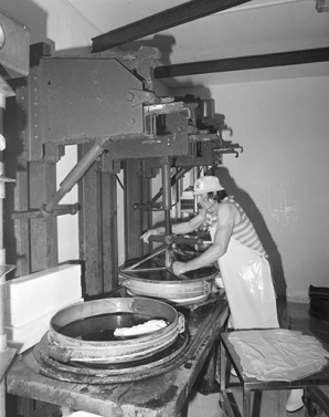 Pressage mécanique. © Région Bourgogne-Franche-Comté, Inventaire du patrimoine