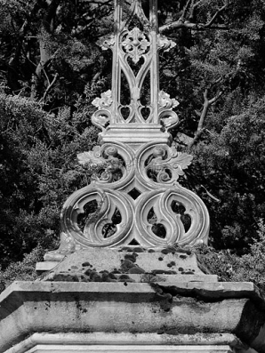 Détail du pied de la croix. © Région Bourgogne-Franche-Comté, Inventaire du patrimoine