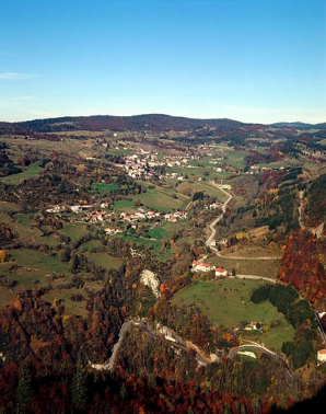 Le village de Septmoncel et le hameau de Montépile depuis le belvédère de la Cernaise. © Région Bourgogne-Franche-Comté, Inventaire du patrimoine