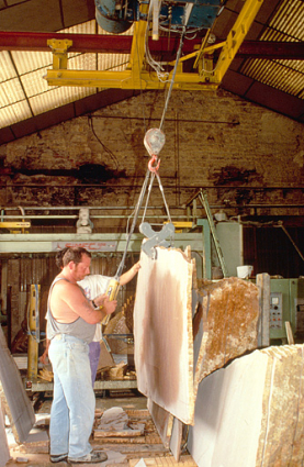 Déplacement d'une tranche de marbre dans l'atelier de fabrication. © Région Bourgogne-Franche-Comté, Inventaire du patrimoine