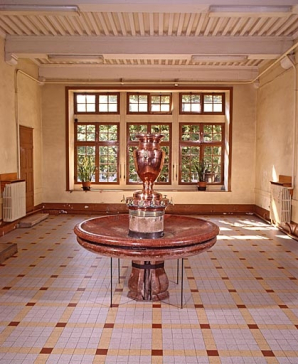 Fontaine ronde du réfectoire, en avant de la fenêtre. © Région Bourgogne-Franche-Comté, Inventaire du patrimoine