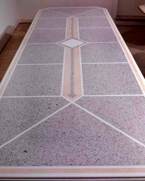 Production : table avec décor d'incrustations. © Région Bourgogne-Franche-Comté, Inventaire du patrimoine