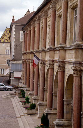 Vue rapprochée de la façade antérieure de trois quarts droite. © Région Bourgogne-Franche-Comté, Inventaire du patrimoine