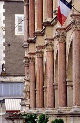 Façade antérieure : détail des colonnes du rez-de-chaussée, de trois quarts droite. © Région Bourgogne-Franche-Comté, Inventaire du patrimoine