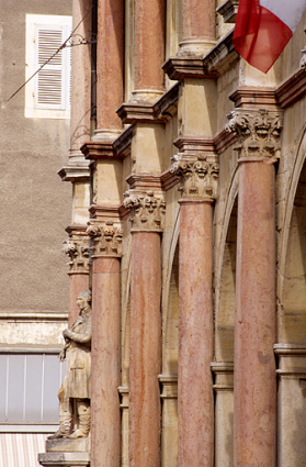 Façade antérieure : détail des colonnes du rez-de-chaussée, de trois quarts droite. © Région Bourgogne-Franche-Comté, Inventaire du patrimoine