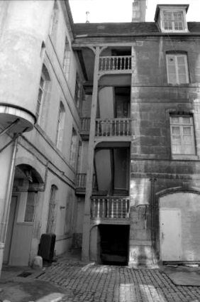 Hôtel et immeuble : détail de l'escalier droit sur cour. © Région Bourgogne-Franche-Comté, Inventaire du patrimoine