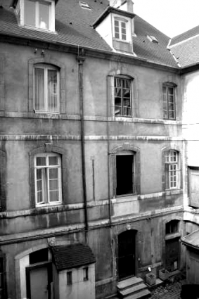 Hôtel et immeuble : détail de la façade sur cour du logis secondaire donnant place Pâris. © Région Bourgogne-Franche-Comté, Inventaire du patrimoine