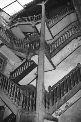 Immeuble : détail de l'escalier sur cour : de trois quarts droit. © Région Bourgogne-Franche-Comté, Inventaire du patrimoine