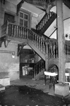 Immeuble : détail de l'escalier sur cour et de la porte d'accès à la cour. © Région Bourgogne-Franche-Comté, Inventaire du patrimoine