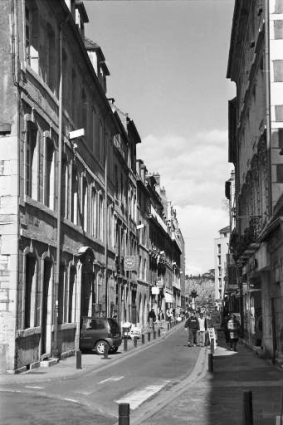 Vue de la rue Gustave Courbet, côté des numéros impairs : de trois quart gauche. © Région Bourgogne-Franche-Comté, Inventaire du patrimoine