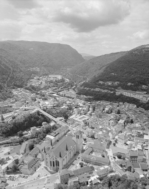 Vue générale de l'église depuis le belvédère de l'Ermitage. © Région Bourgogne-Franche-Comté, Inventaire du patrimoine