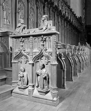 Première jouée basse : Jehan de Vitry présentant son oeuvre à saint Claude. © Région Bourgogne-Franche-Comté, Inventaire du patrimoine