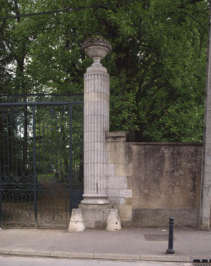 Détail d'un pilier de l'entrée du parc. © Région Bourgogne-Franche-Comté, Inventaire du patrimoine