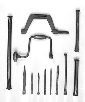 Perçage.N° 45 : vilebrequin ; n° 45a : vilebrequin (manque la conscience volante) ; n° 46a, 46b, 46c et 46d : mèches langue d'aspic ; n° 46e et 46f : mèches à têton ; n° 47a : fleuret ; n° 47b : tamponnoir ; n° 47c : grand tamponnoir ; n° 47d : " batte à beurre ". (Coll. part. : Yves Jeannin) © Région Bourgogne-Franche-Comté, Inventaire du patrimoine