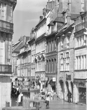 Vue de la Grande Rue, depuis la place Pasteur. © Région Bourgogne-Franche-Comté, Inventaire du patrimoine