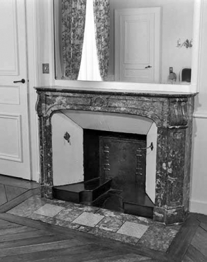 La cheminée de l'ancien cabinet du sous-préfet. © Région Bourgogne-Franche-Comté, Inventaire du patrimoine