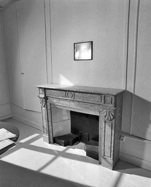 La cheminée de la chambre n° 16. © Région Bourgogne-Franche-Comté, Inventaire du patrimoine