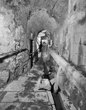 Conduit hydraulique des infirmeries vu depuis l'entrée. © Région Bourgogne-Franche-Comté, Inventaire du patrimoine