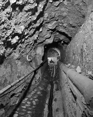 Conduit hydraulique des infirmeries, vue de la source depuis le centre du conduit. © Région Bourgogne-Franche-Comté, Inventaire du patrimoine