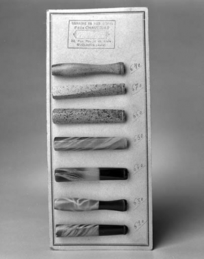 Présentoir de fume-cigarettes de la production san-claudienne, 1ère moitié 20e siècle ?Le présentoir porte l'inscription : " Tournerie en tous genres / Félix Chavériat / 22, rue Rouget de Lisle / St-Claude (Jura) ". Coll. Exposition Pipes et Diamants. © Région Bourgogne-Franche-Comté, Inventaire du patrimoine