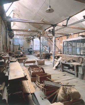 Vue d'ensemble de l'atelier de menuiserie. Axe principal à droite et axe secondaire contre le mur à gauche. © Région Bourgogne-Franche-Comté, Inventaire du patrimoine