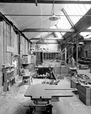 Atelier de menuiserie. Distribution par courroies obliques des machines situées au sud de l'atelier. © Région Bourgogne-Franche-Comté, Inventaire du patrimoine