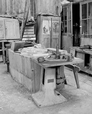 Vue d'ensemble. La caisse en bois dissimule le renvoi de la courroie de transmission. © Région Bourgogne-Franche-Comté, Inventaire du patrimoine