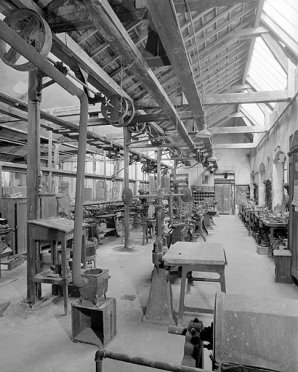 Atelier de mécanique. Vue de l'arbre de transmission distribuant l'énergie aux machines. © Région Bourgogne-Franche-Comté, Inventaire du patrimoine