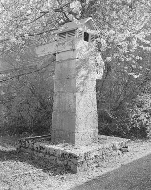 Pilier sud des mires nord de la lunette méridienne. © Région Bourgogne-Franche-Comté, Inventaire du patrimoine