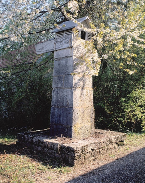 Pilier sud des mires nord de la lunette méridienne. © Région Bourgogne-Franche-Comté, Inventaire du patrimoine