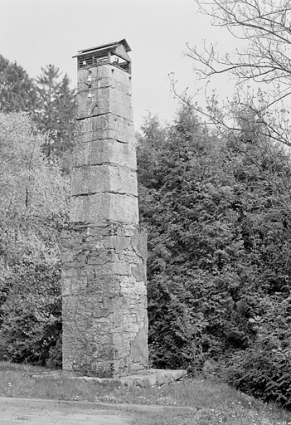 Pilier sud des mires sud de la lunette méridienne. © Région Bourgogne-Franche-Comté, Inventaire du patrimoine