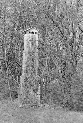 Pilier nord des mires nord de la lunette méridienne. © Région Bourgogne-Franche-Comté, Inventaire du patrimoine