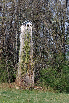 Pilier nord des mires nord de la lunette méridienne. © Région Bourgogne-Franche-Comté, Inventaire du patrimoine