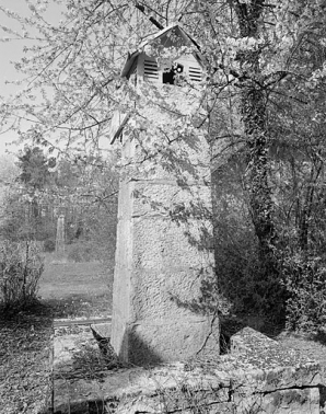 Piliers des mires nord de la lunette méridienne. Pilier sud au premier plan, nord au second. © Région Bourgogne-Franche-Comté, Inventaire du patrimoine